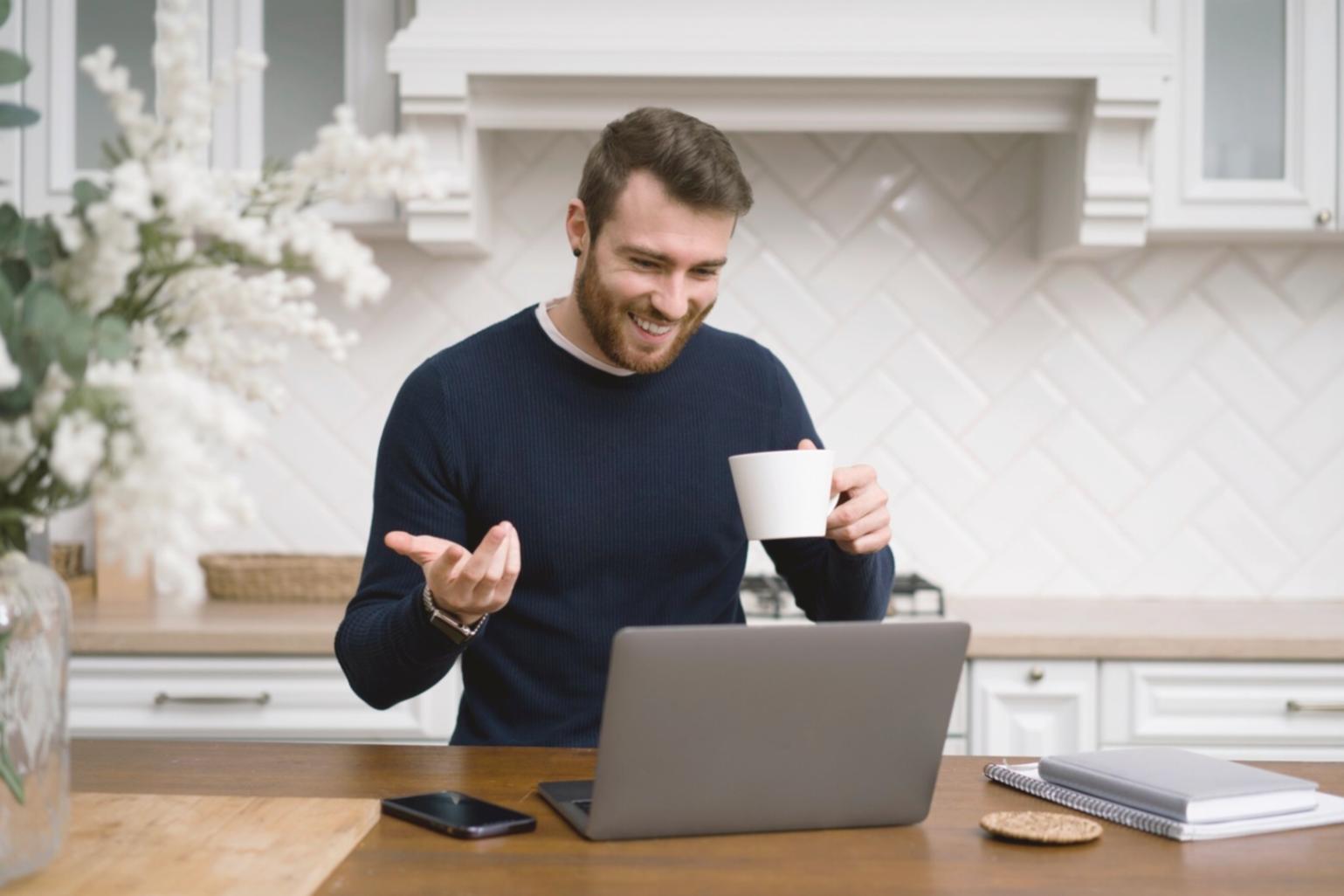 Équipe theqorinava en réunion de travail collaboratif