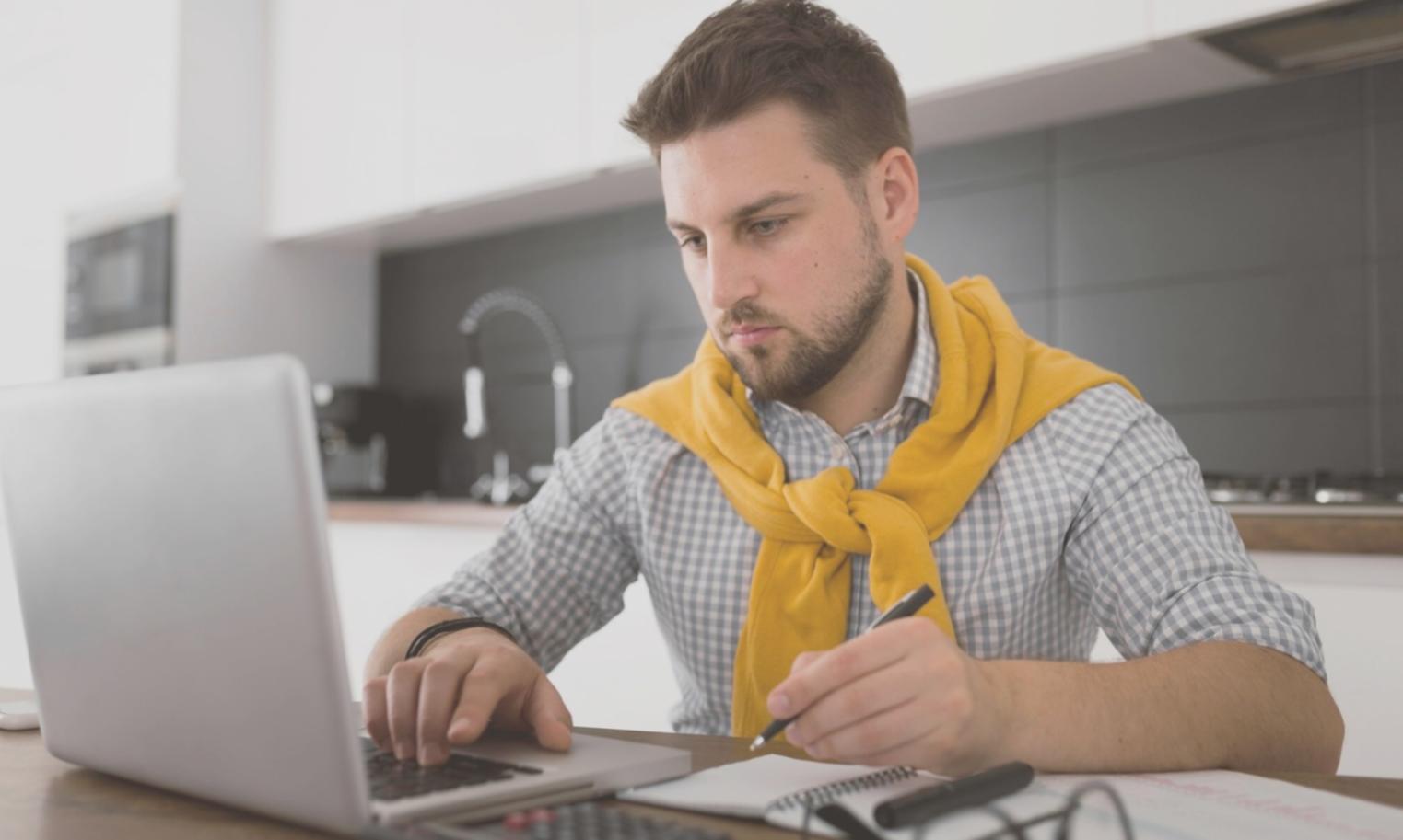 Planification budgétaire pour formation en ligne avec documents et calculatrice